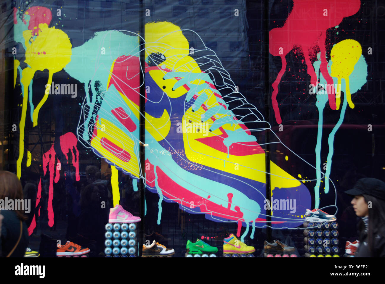 Nike tienda escaparate en la forma de un gigantesco zapato formador pintadas con aerosol Street Londres Inglaterra Fotografía de stock - Alamy