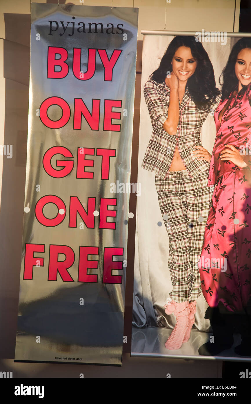 Compre uno y reciba uno gratis- Escaparate incentivos para vender pijamas  Fotografía de stock - Alamy