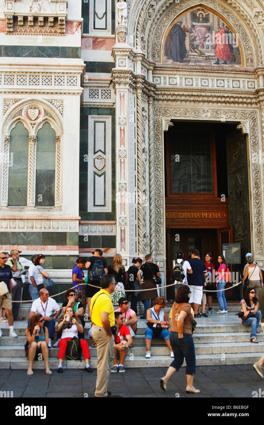 Los turistas sentado delante de la Basílica de Santa María / Duomo (catedral), Florencia (Firenze), Italia (Italia), agosto de 2008 Foto de stock