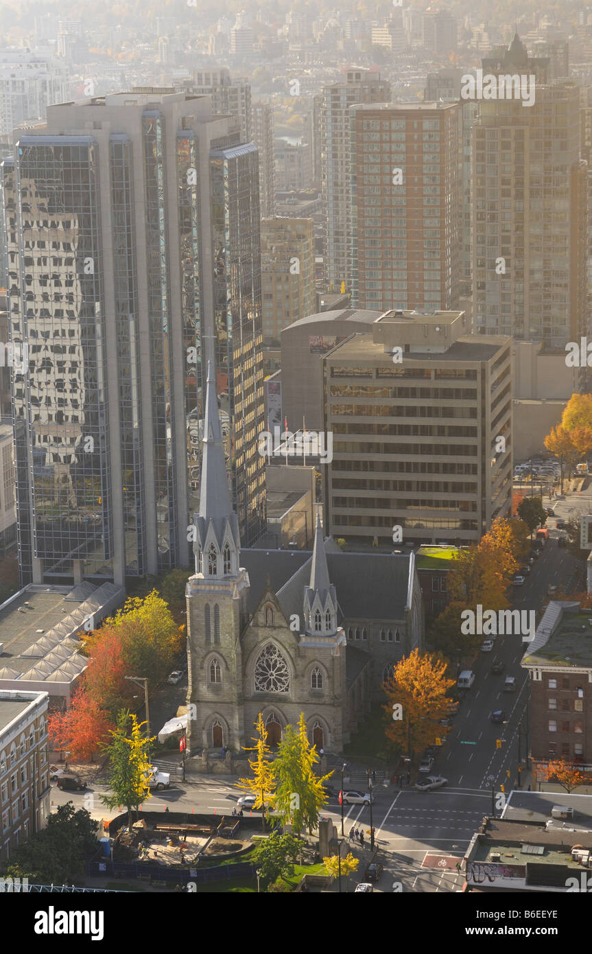 Vista aérea del Santo Rosario en la iglesia catedral Católica haze rodeado por edificios de gran altura en el centro de Vancouver Foto de stock
