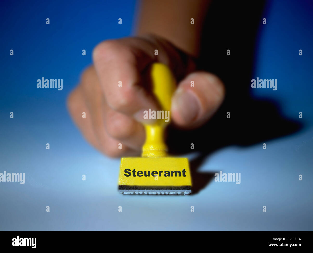 Sello de goma mejora digital marcada en alemán Steueramt Foto de stock