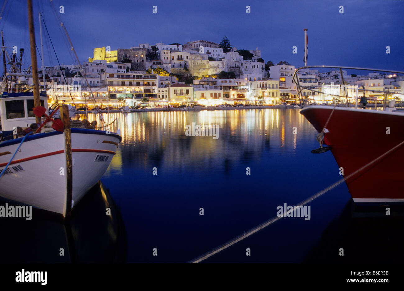 Barcos en el puerto de la ciudad de Naxos, Isla de Naxos, Grecia, Europa Foto de stock
