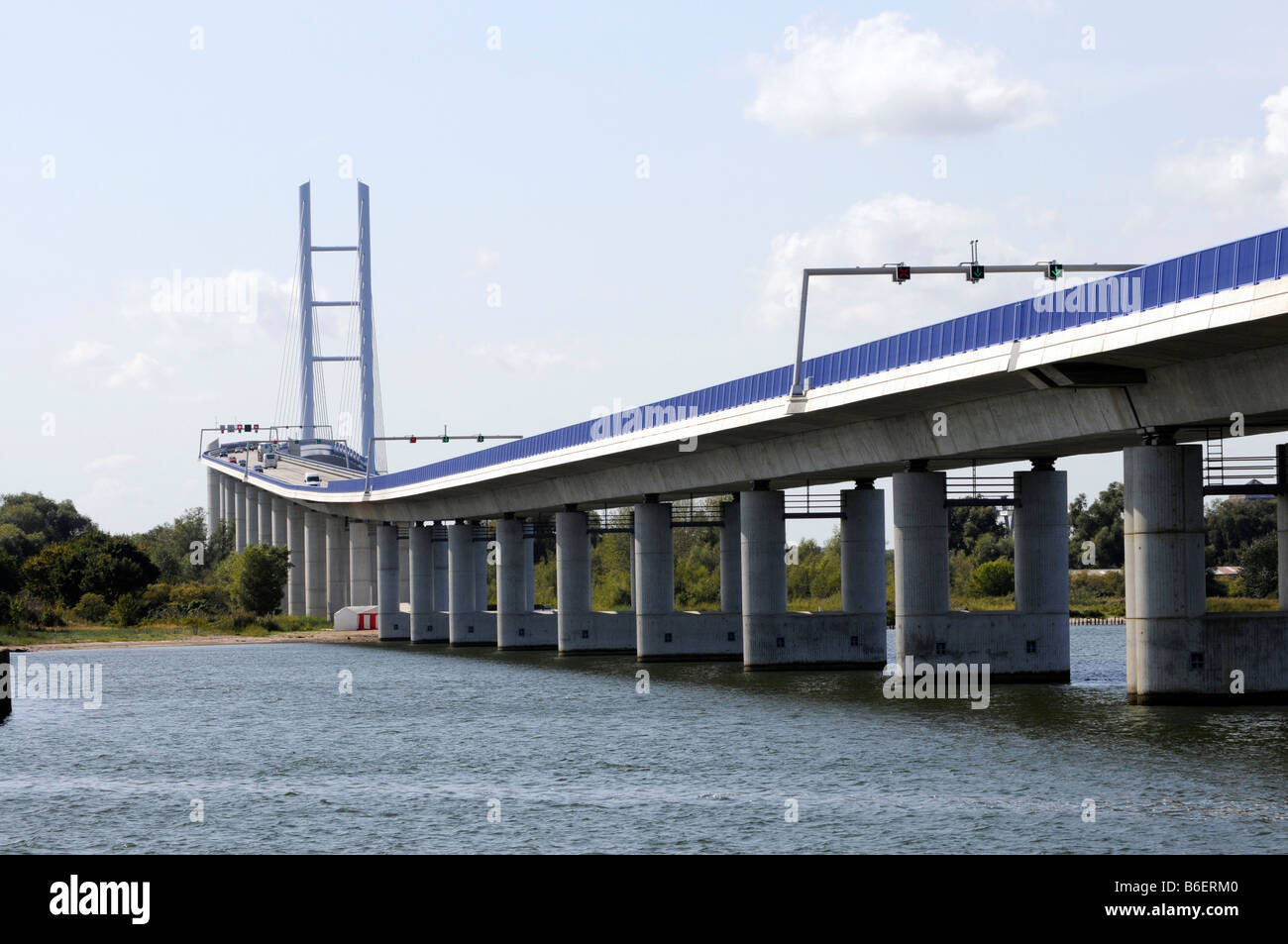 Puente Ruegenbruecke, longitud total 2831m, fue inaugurado en octubre de 2007, Stralsund, Mar Báltico, Mecklemburgo-Pomerania Occidental, Alemania, E Foto de stock