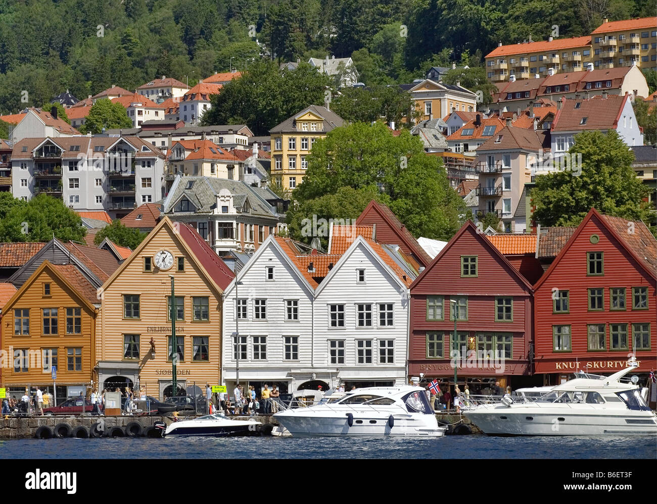 Puerto y casas históricas de la antigua ciudad hanseática de Bergen, edificios comerciales, Noruega Bergen Bryggen Foto de stock