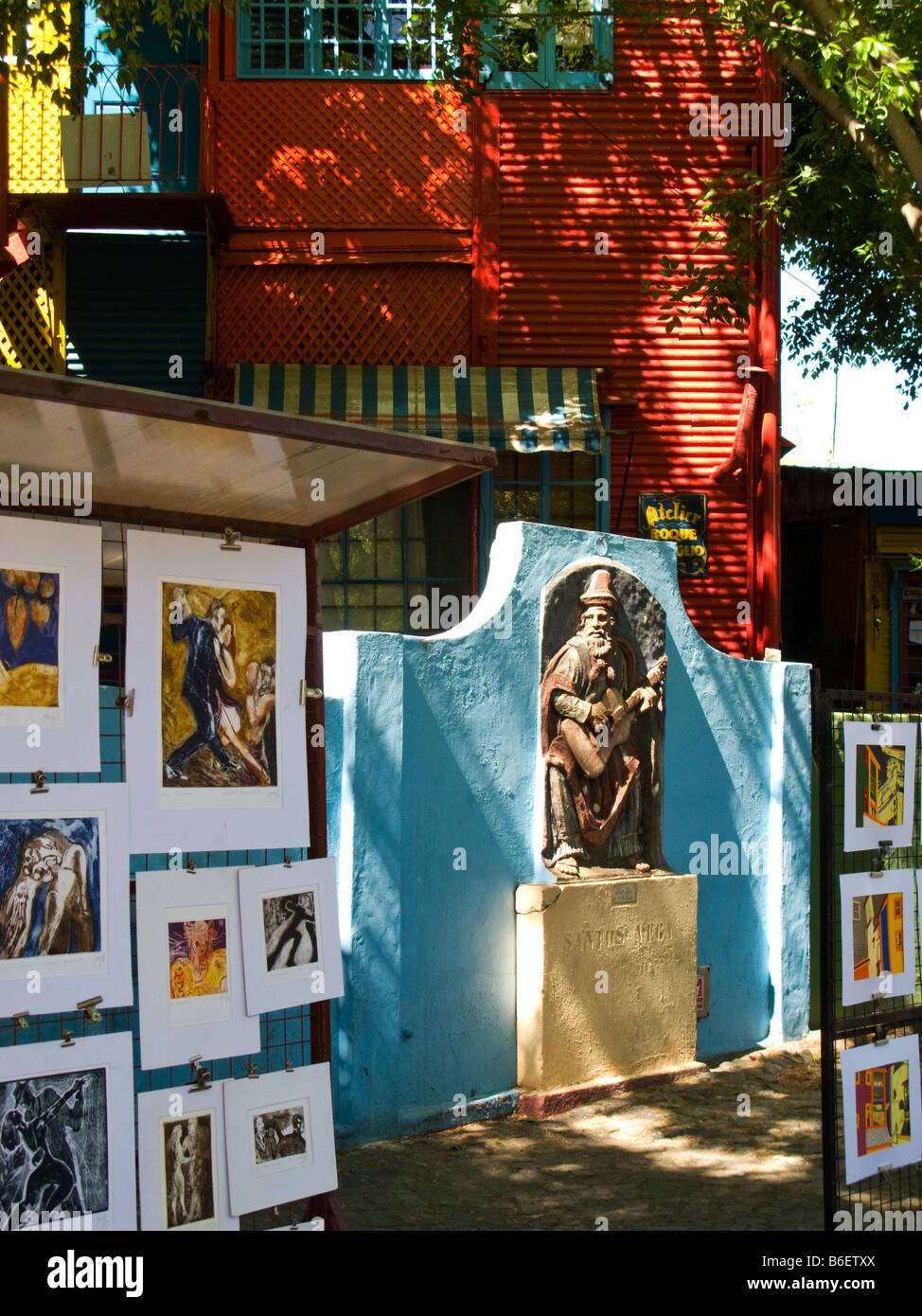 Imágenes para la venta y una estatua en el barrio de La Boca, Buenos Aires, Argentina Foto de stock