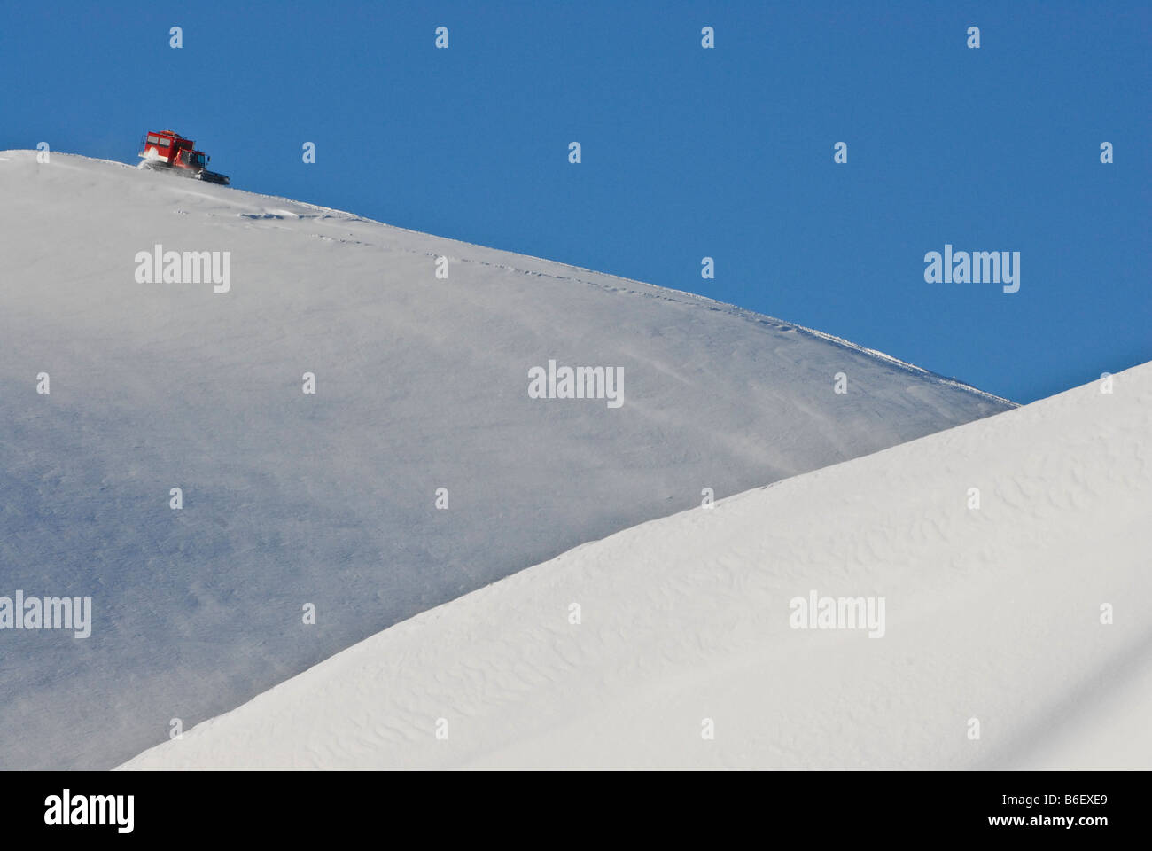 Gato de nieve en la parte superior de la línea de cresta alpino Foto de stock
