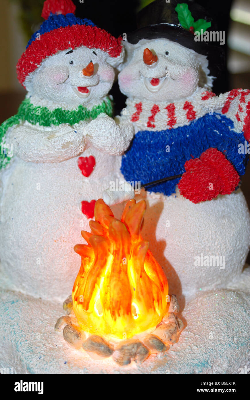 Cerca de una decoración de navidad de dos snowpeople, un muñeco de nieve y un snowwoman Foto de stock