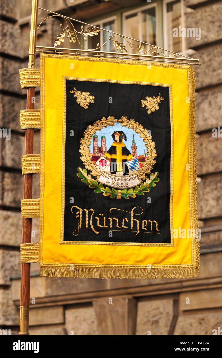 El escudo de armas de Munich aparece en una bandera durante la Oktoberfest, la tradicional procesión de disfraces, Munich, Baviera, Alemania, la Unión Europea Foto de stock