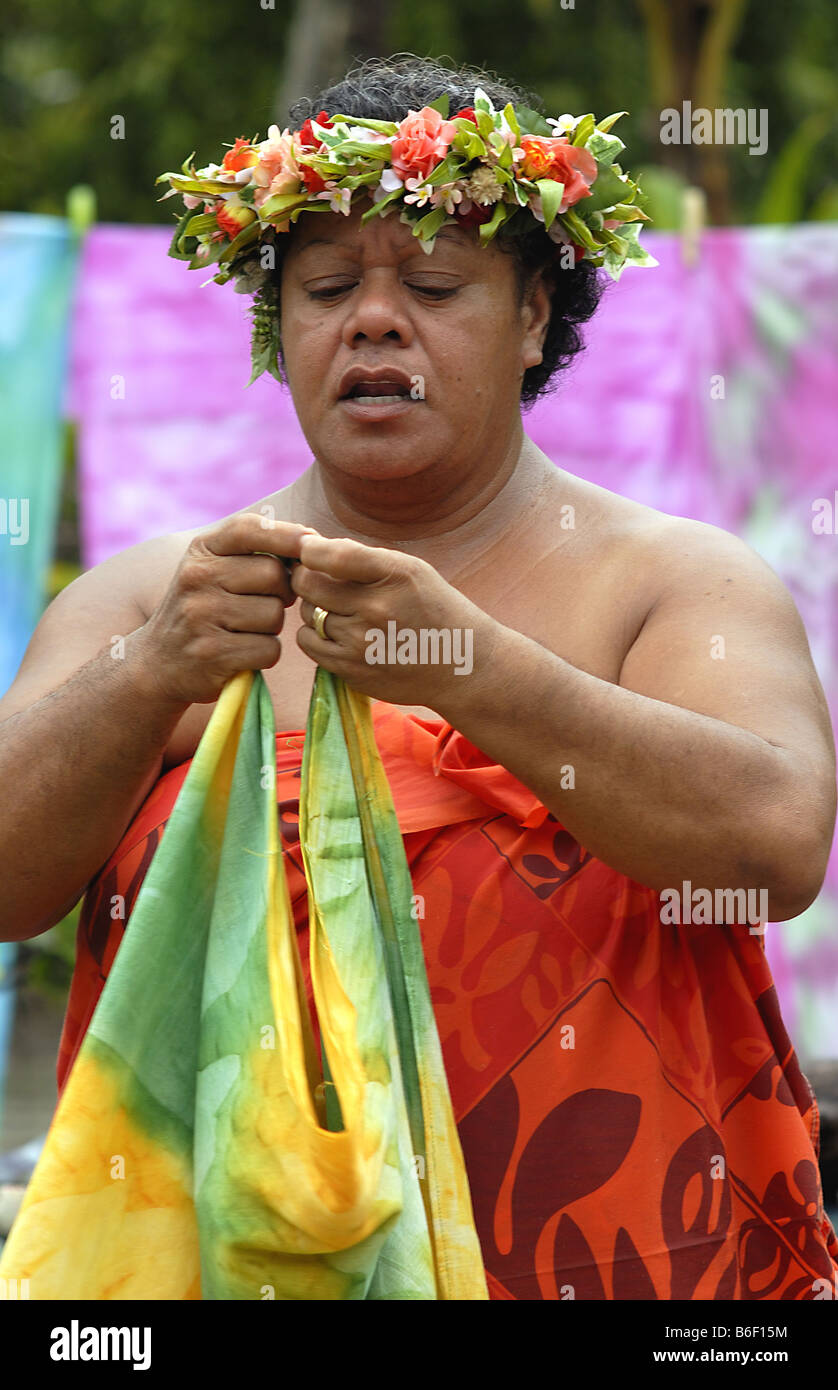 Mujer con flor de Polinesia Secador de decoración en Bora Bora, Polinesia  Francesa Fotografía de stock - Alamy