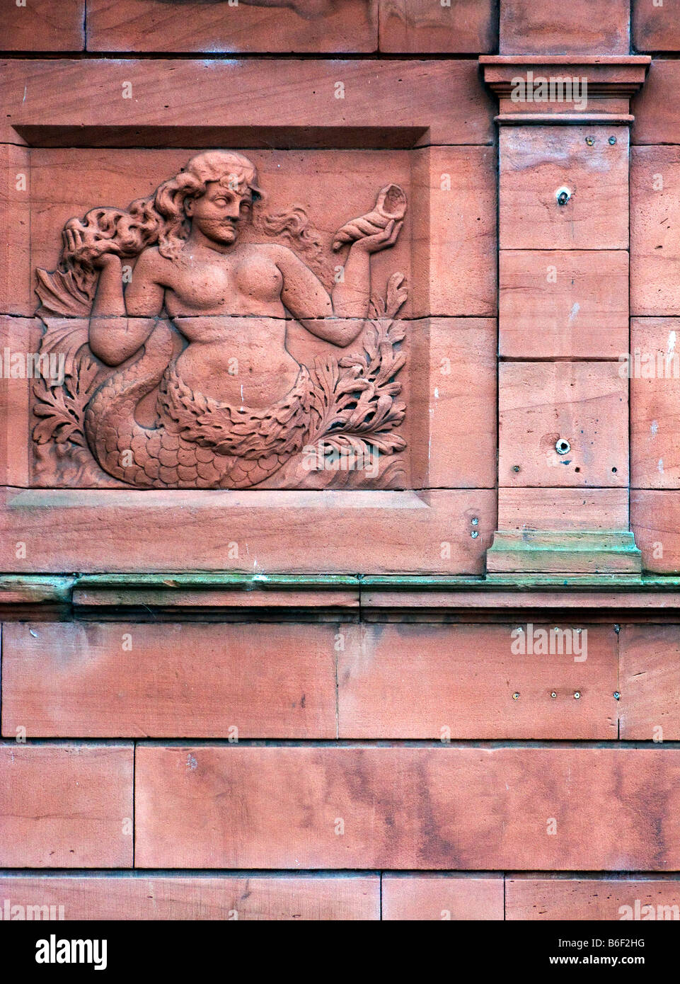 Talla de piedra arenisca en la zona ribereña de sirena en el edificio viejo puerto marinero de Whitehaven, West Coast, Cumbria Foto de stock