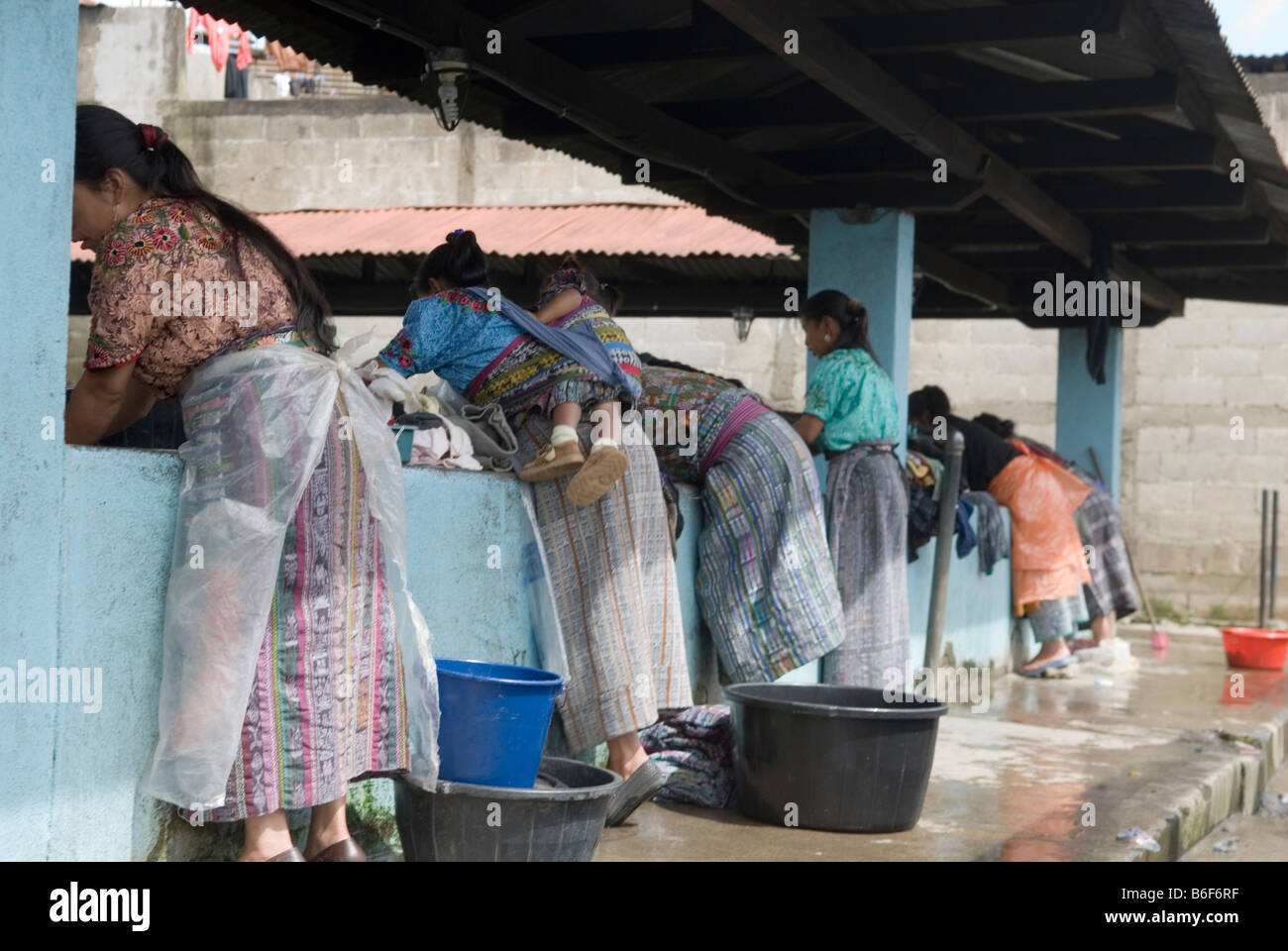 Mujeres lavando ropa en lavadero en Patzicia, Guatemala Fotografía de stock -