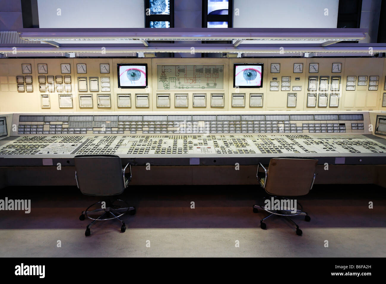 Sala de control de una central eléctrica desguazados recreados en una sala de exposiciones en DASA, Deutsche Arbeitsschutzausstell Foto de stock