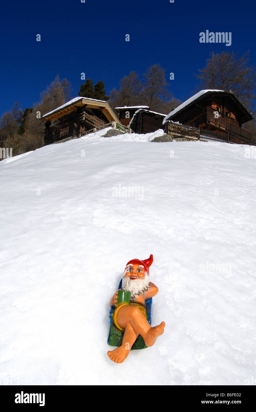 Gnomo de jardín en la nieve en la Chemi-Hitta, Zermatt, Vales, Suiza, Europa Foto de stock