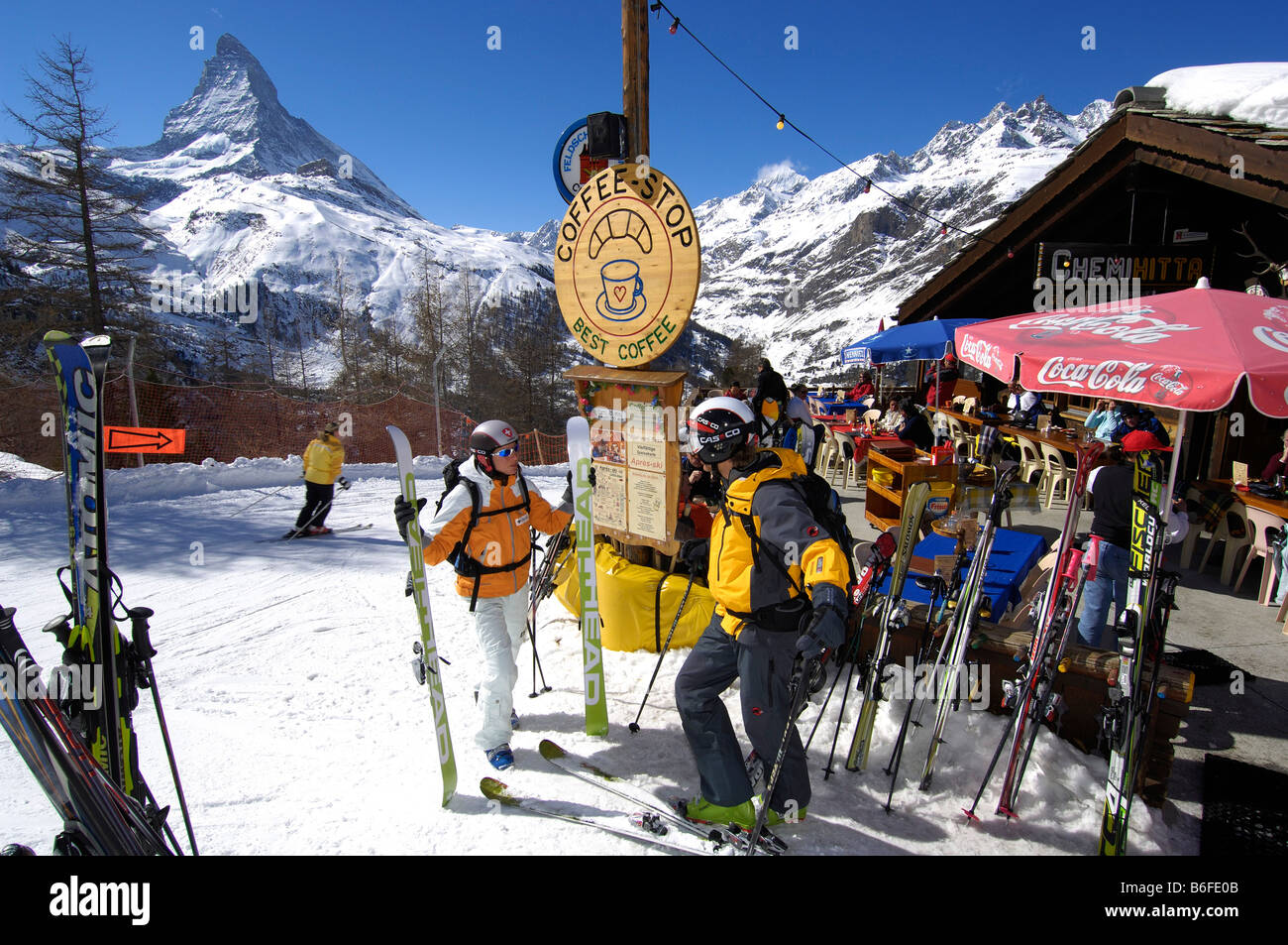Los esquiadores Chemi-Hitta delante de la cabaña de montaña, montaña Matterhorn, Zermatt, Valais o Wallis, Suiza, Europa Foto de stock