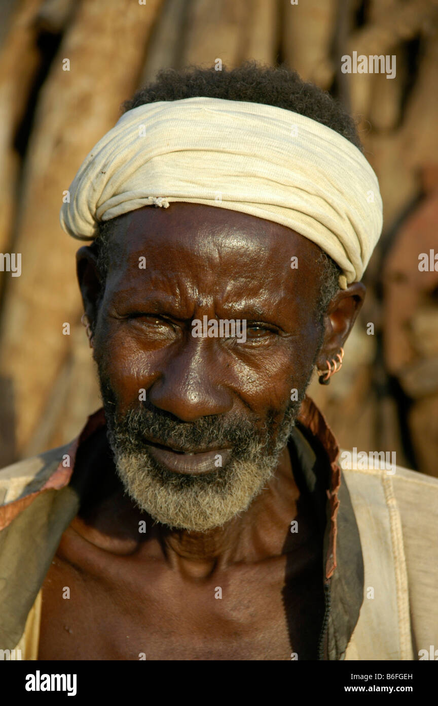 Retrato, antiguo hombre barbado con una banda de cabeza blanca, Hamar personas, Turmi, Etiopía, África Foto de stock