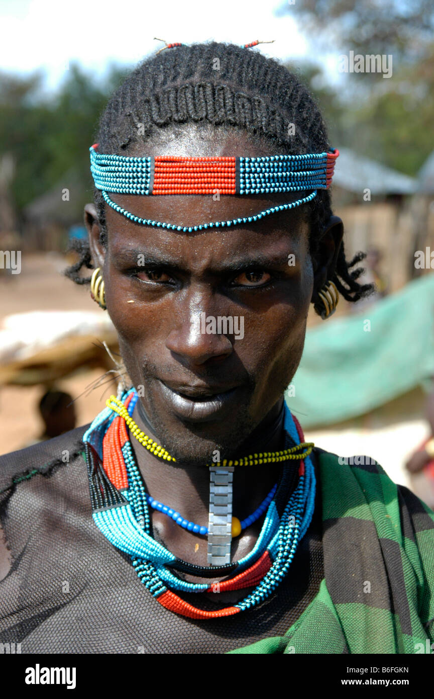 Hombre que llevaba un colorido collar de cinta elástica y cordón, retrato,  en los mercados en Dimeka, Etiopía, África Fotografía de stock - Alamy