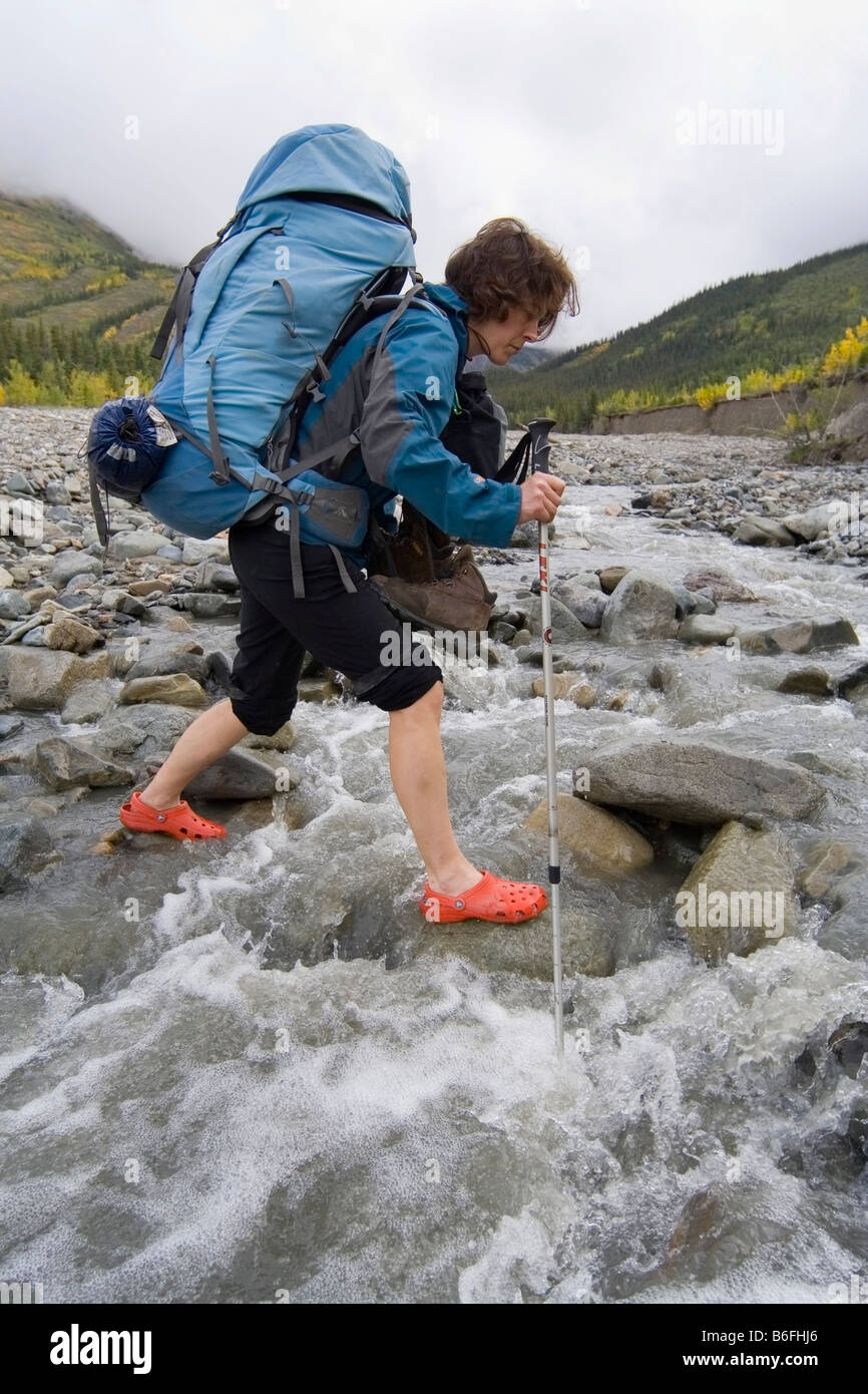Mujer joven, mochileros, caminante vadeando a través de un riachuelo, San  Elías Montañas, Ruta Donjek, Kluane National Park, Territorio de Yukon  Fotografía de stock - Alamy