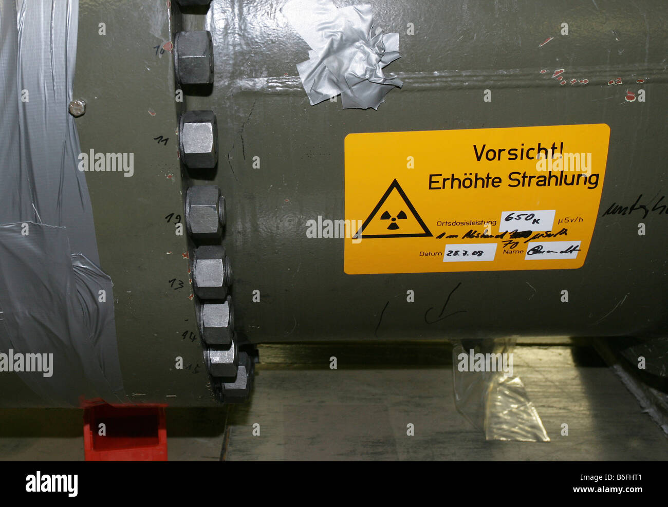 Las obras de desmantelamiento del reactor de energía atómica Muelheim-Kaerlich, signo de un intercambiador de calor desmantelado advertencia contra incre Foto de stock