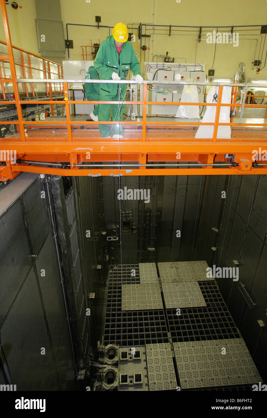 Las obras de desmantelamiento del reactor de energía atómica Muelheim-Kaerlich, un trabajador que las mediciones de la radiación sobre la refrigeración ch Foto de stock