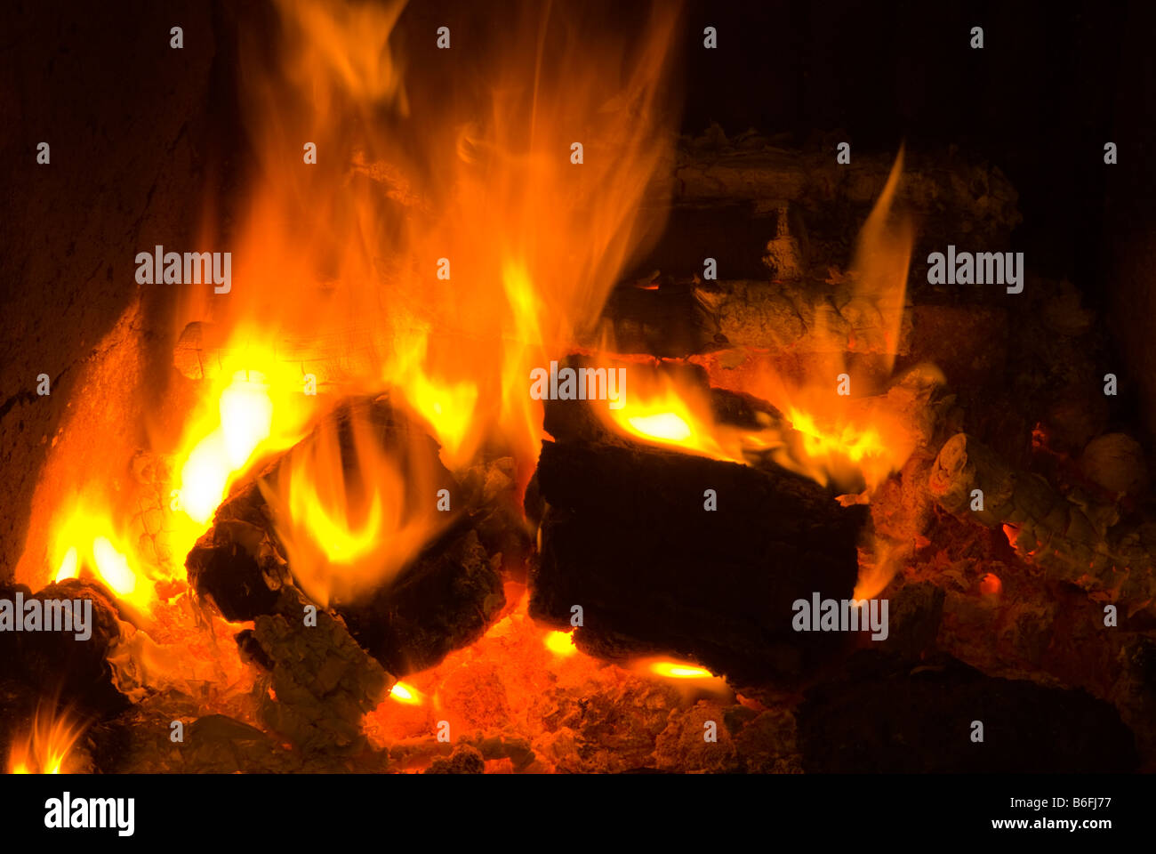 Abrir fuego ardiendo con llamas caliente rojo Foto de stock