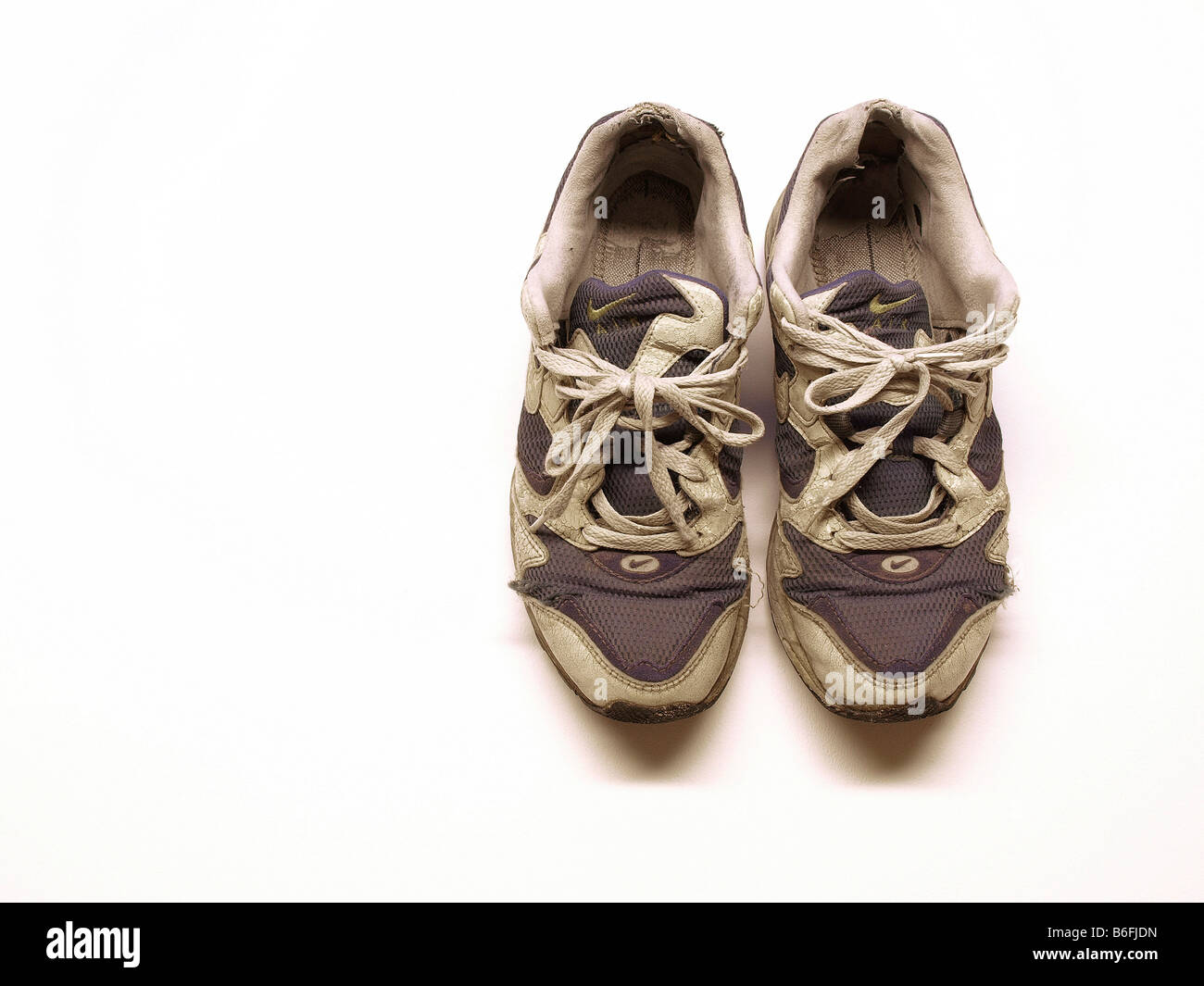 Zapatillas usadas fotografías e imágenes de alta resolución - Alamy