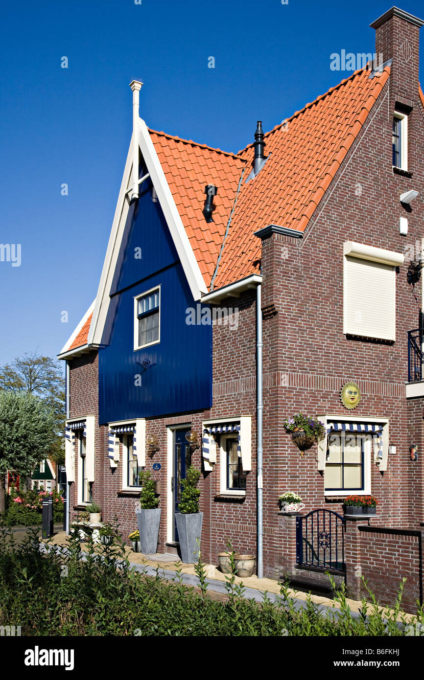 Moderna casa construida en estilo tradicional con techos inclinados  empinadas Volendam Holanda Fotografía de stock - Alamy