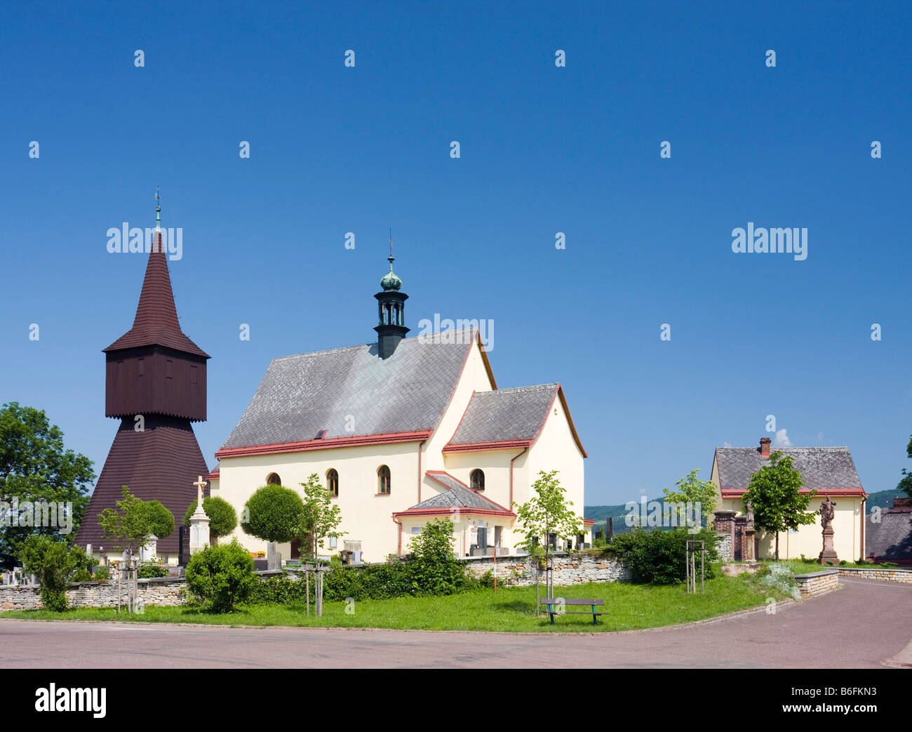 Campanario, construida 1593, y la iglesia de San Juan Bautista en Rtyne, Trutnov, distrito este de Bohemia, República Checa, Europa Foto de stock