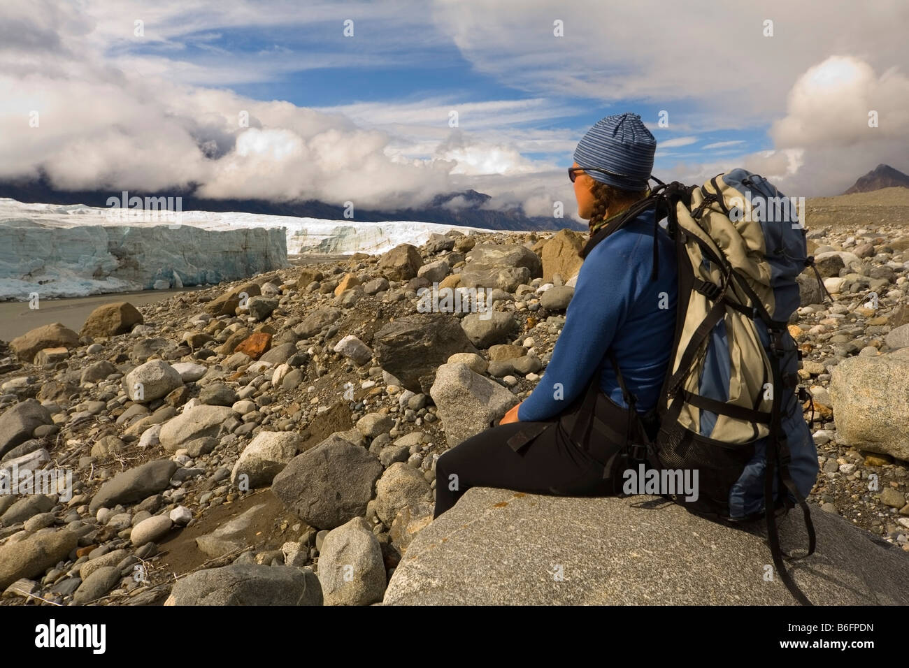 Mujer joven excursionistas, mochileros, disfrutando de la vista al Glaciar Donjek, San Elías Montañas, Ruta Donjek, Kluane National Park, Yu Foto de stock