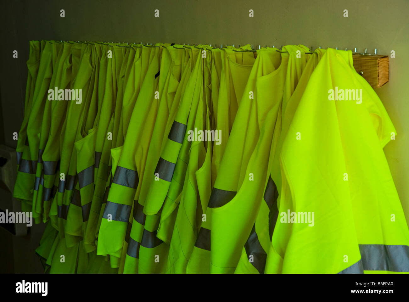 Chaleco de seguridad de tráfico colgando en un garderobe o guardarropa, Koelliken, Aargau, Suiza, Europa Foto de stock
