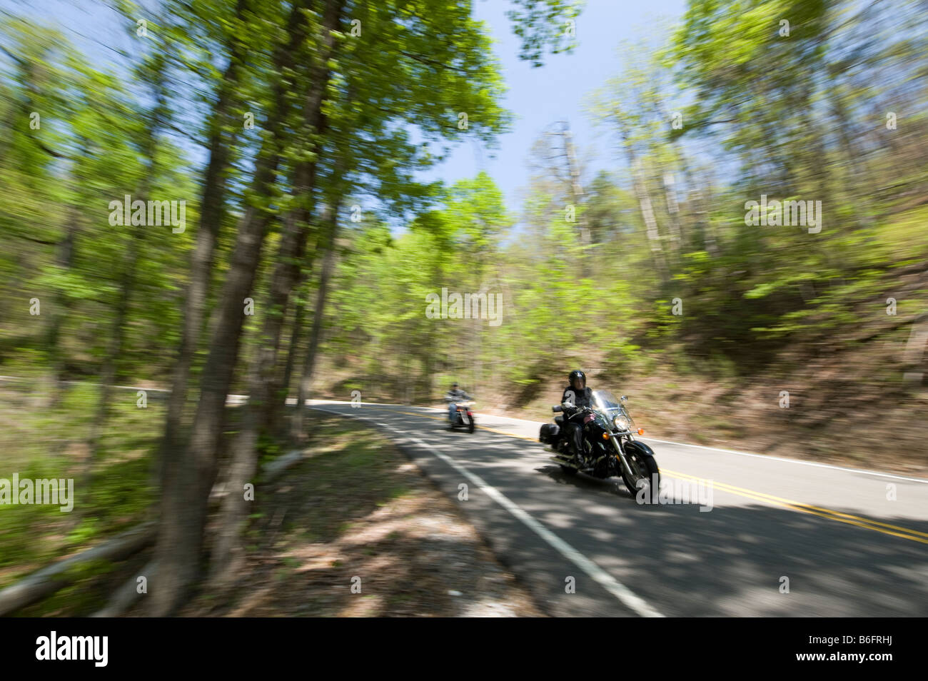 Dos motocicletas en una carretera rural Foto de stock