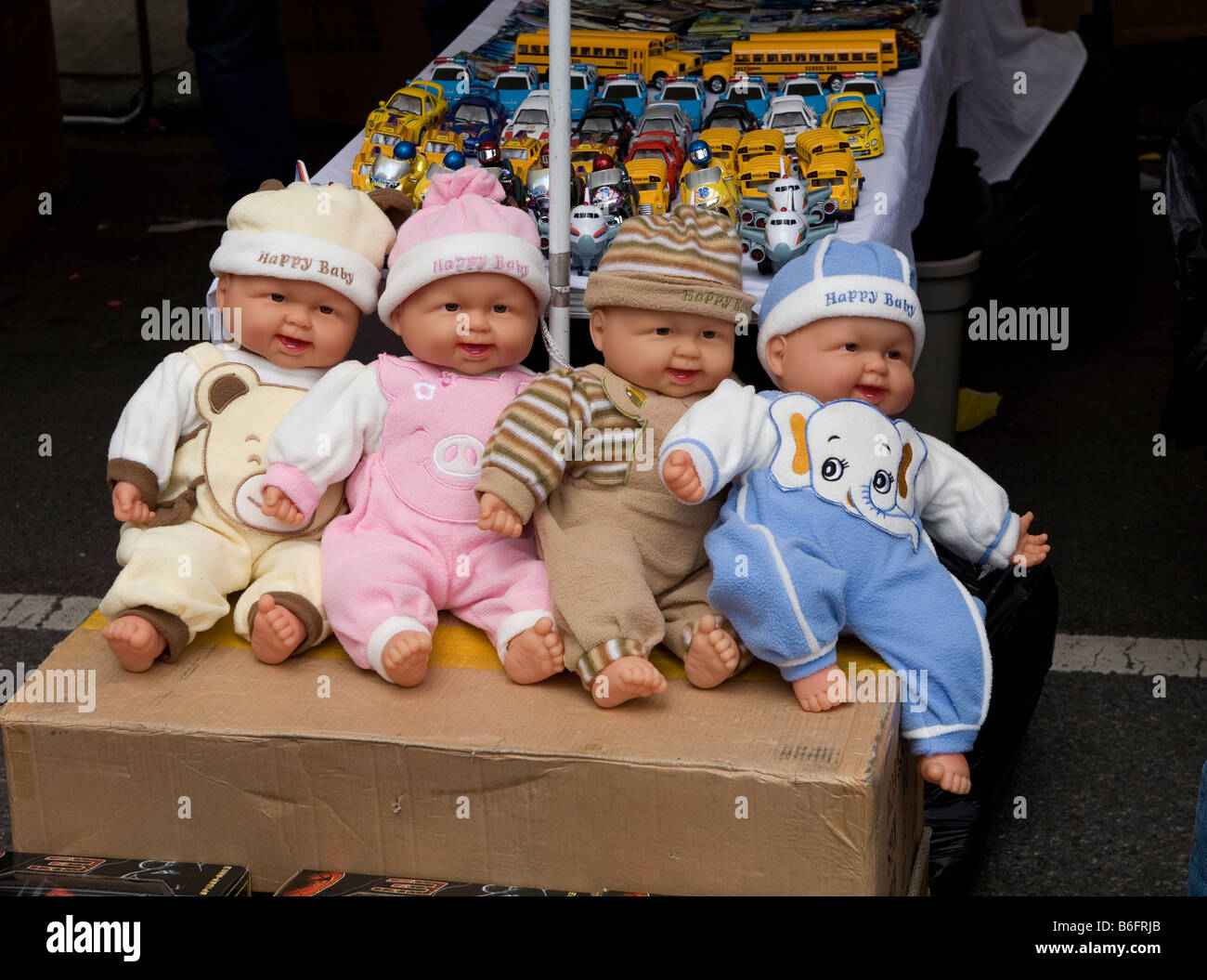 Muñecos en venta en una feria callejera en Park Slope Brooklyn Nueva York  Fotografía de stock - Alamy