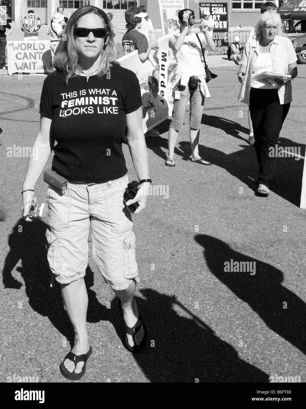 Una mujer en una protesta por el aborto con una camiseta de "esto es lo que parece un feminista" en Denver, Colorado Foto de stock