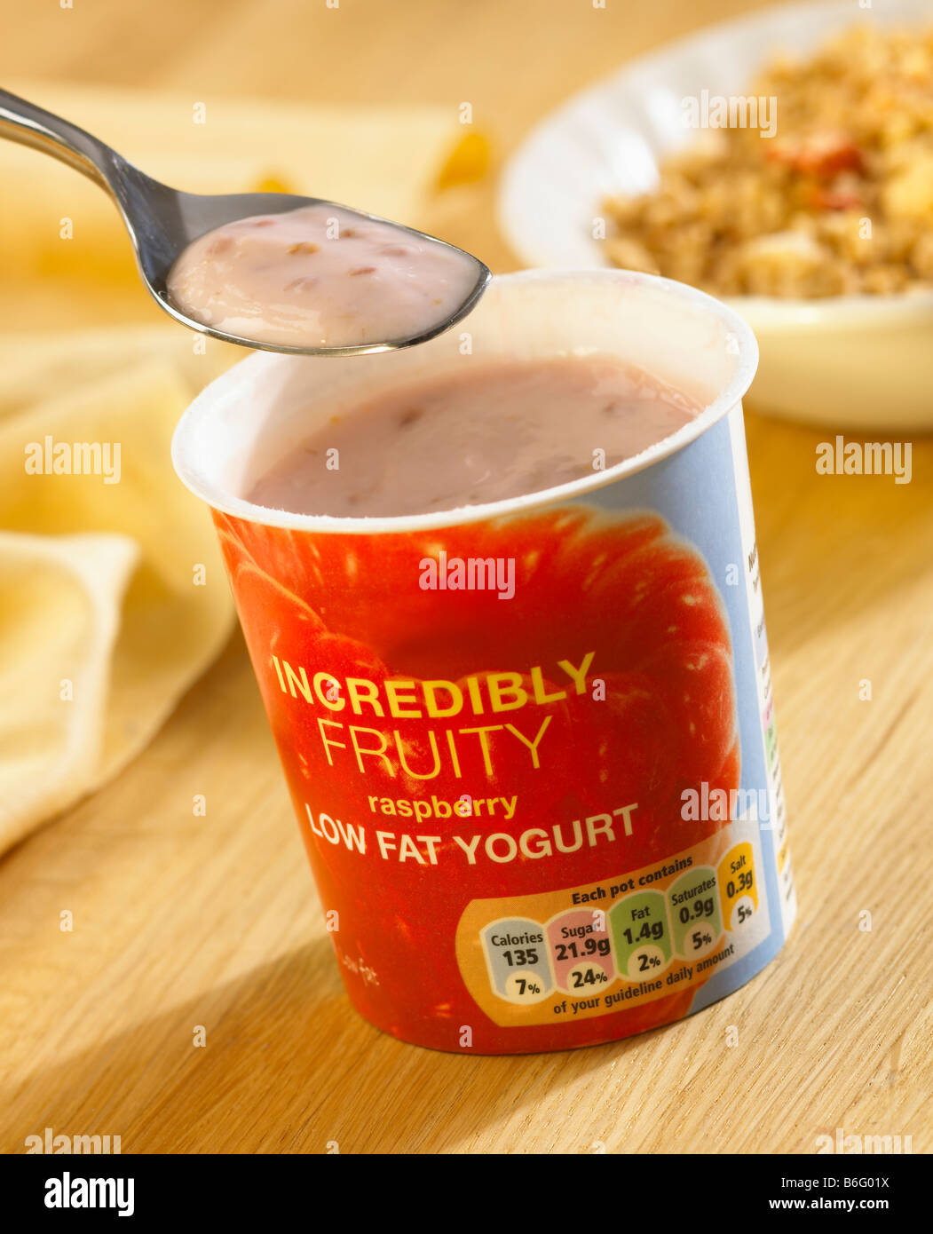 Baja en grasa yogur de frambuesa olla y cuchara Foto de stock