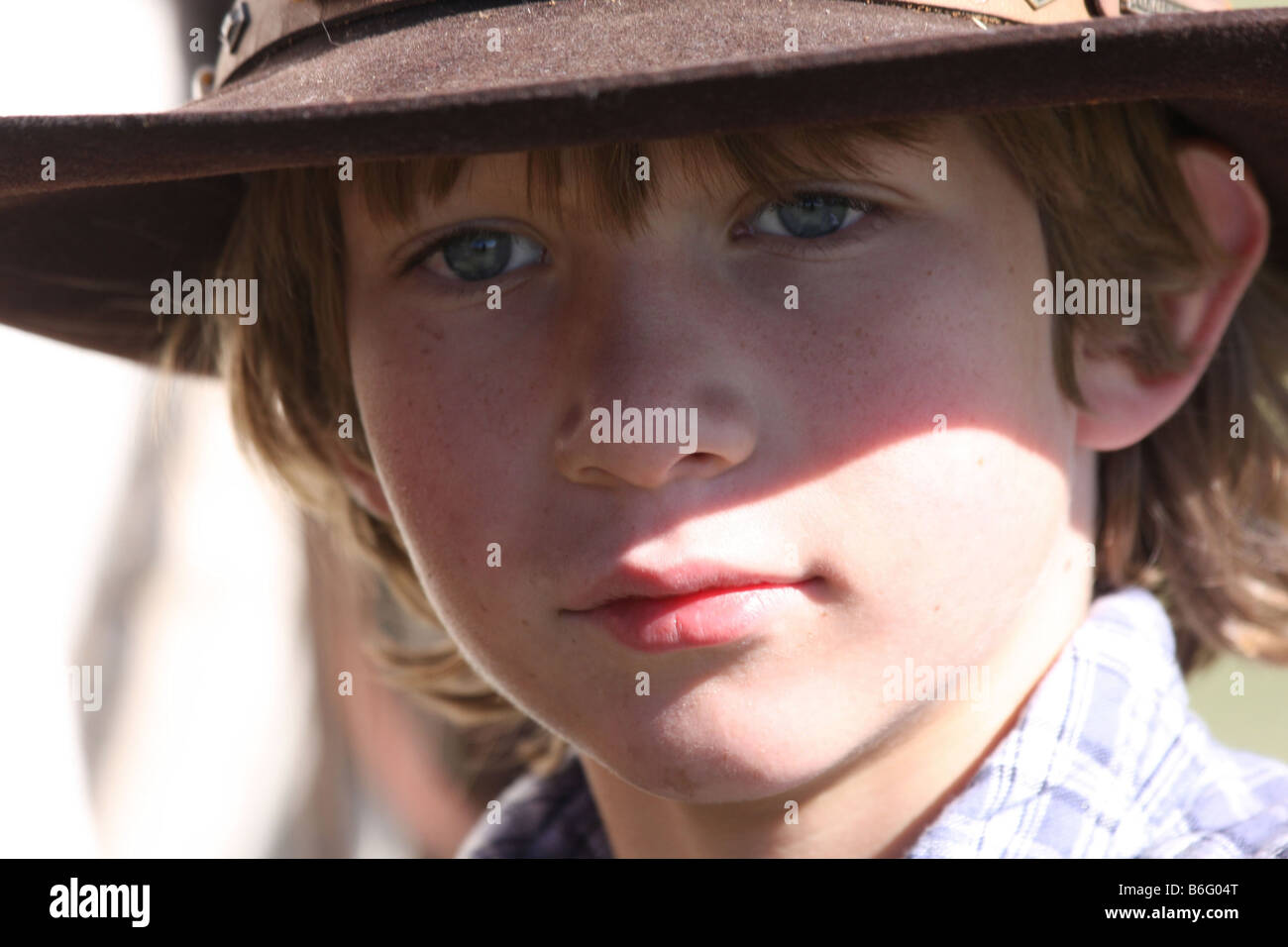 Un joven vaquero en su sombrero de cowboy Foto de stock
