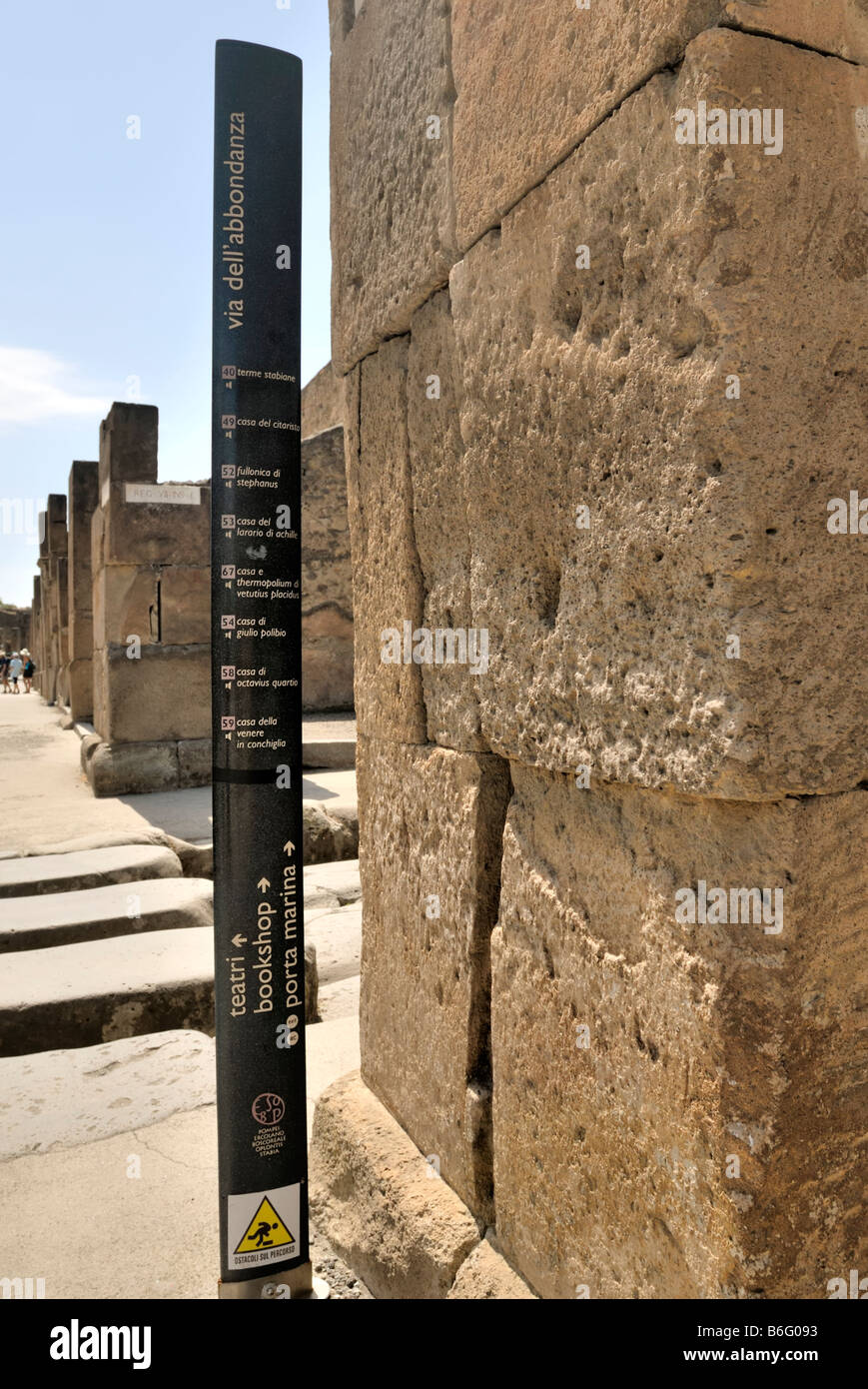 La calle y la audioguía firmar en Via dell Abbondanza, Pompeya, Campania, Italia, Europa. Foto de stock