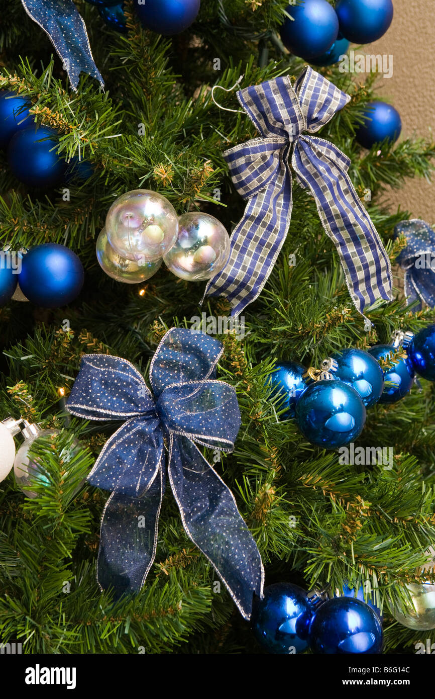 Navidad árbol de navidad decorado con tema de color azul Fotografía de  stock - Alamy