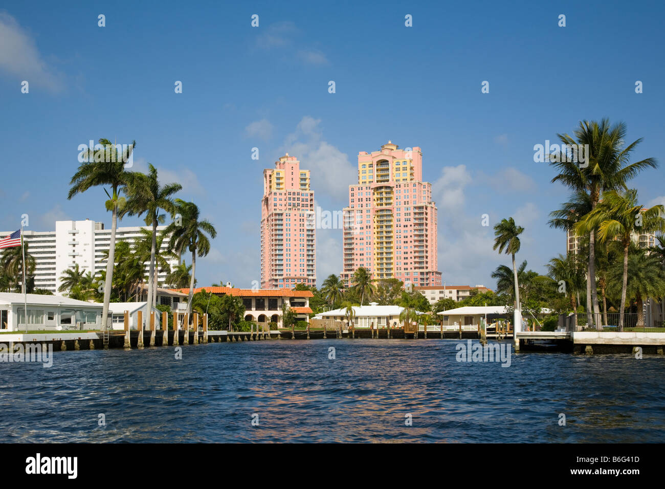 Edificios a lo largo del Canal Intracostero del Atlántico en Fort Lauderdale Florida Foto de stock