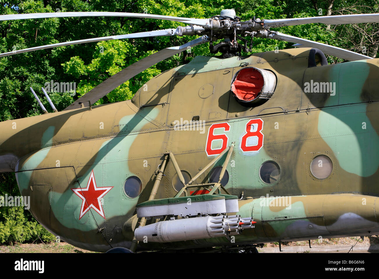 Separación Timor Oriental Restricción Cerca de los helicópteros artillados Mil Mi-24 hind () en el parque  Victoria en Moscú, Rusia Fotografía de stock - Alamy