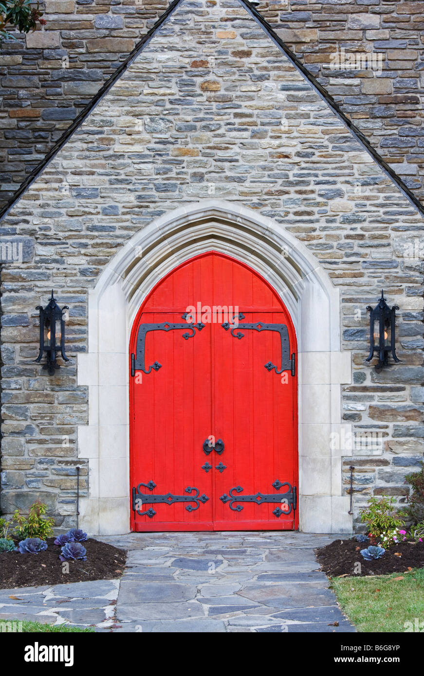 Abrir las puertas de la iglesia de piedra medieval, vertical Fotografía de  stock - Alamy