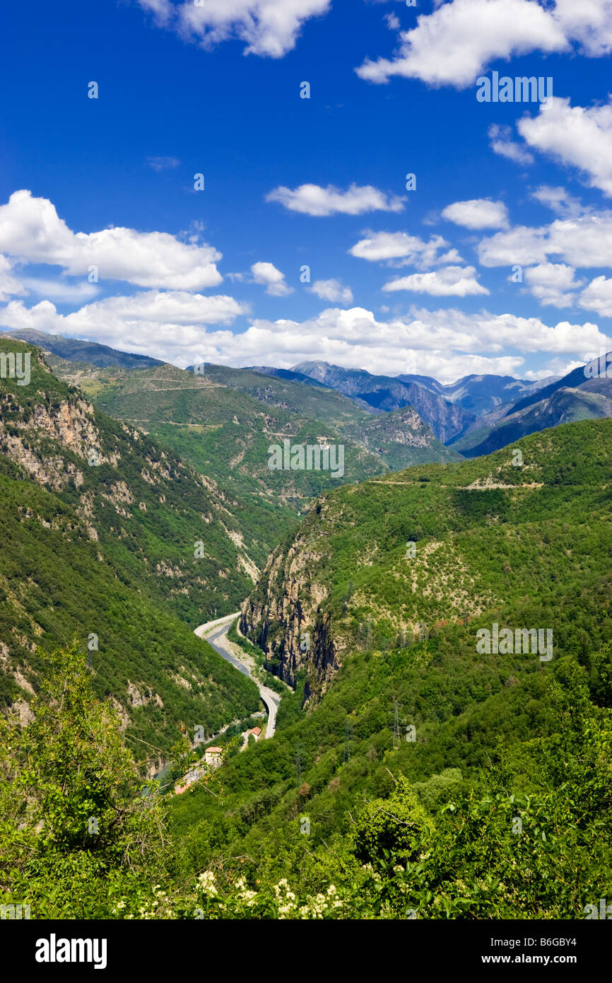 El Río Tinee valle en las montañas de los Alpes Marítimos franceses, Provenza, Francia Foto de stock