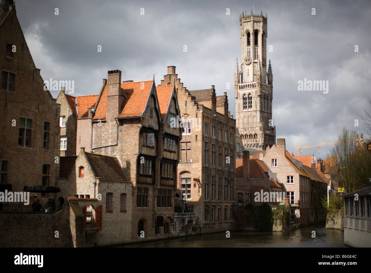 Vistas al canal de la Belfort o campanario en el mercado central de Markt en Brujas Brujas Bélgica cuenta con una torre de reloj y campanas de carillón Foto de stock