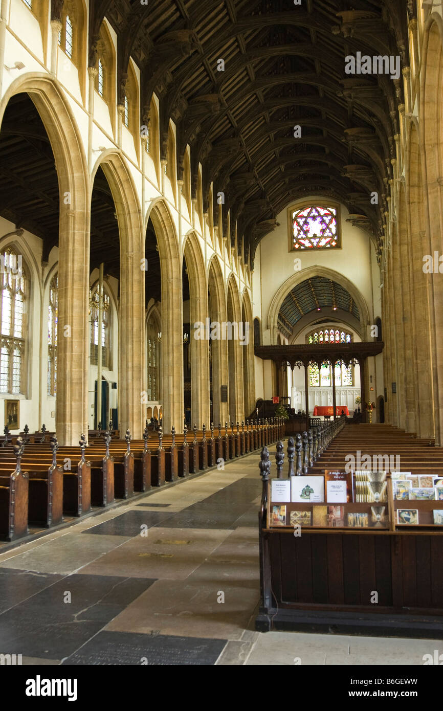 Vista hacia el este en el interior de la Iglesia de St. Mary en Bury St Edmunds, Suffolk, Reino Unido Foto de stock