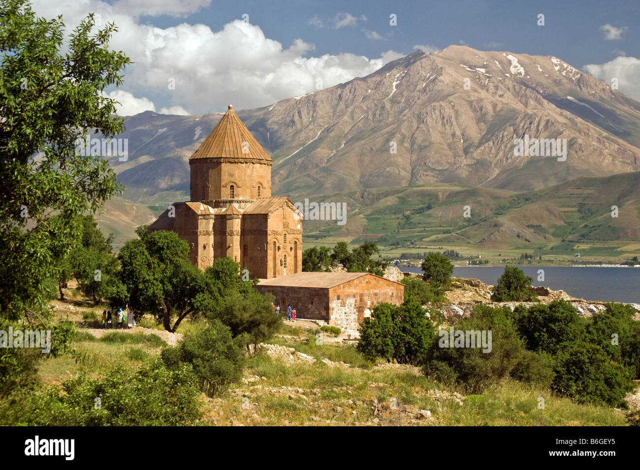 Lago Van armenio del siglo 10 la iglesia de la Santa Cruz en la isla de Akdamar Foto de stock