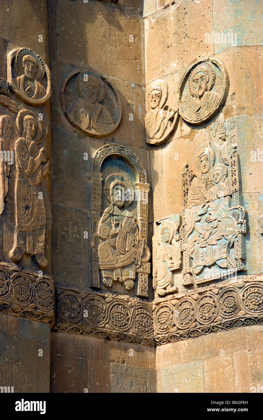 Lago Van armenio del siglo 10 la iglesia de la Santa Cruz, bajo relieves en la fachada, en la isla de Akdamar Foto de stock
