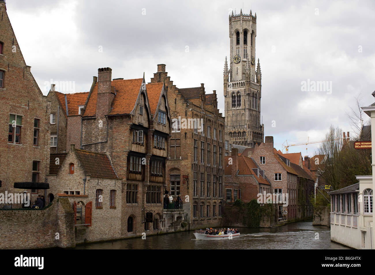 Vistas al canal de la Belfort o campanario en el mercado central de Markt en Brujas Brujas Bélgica cuenta con una torre de reloj y campanas de carillón Foto de stock