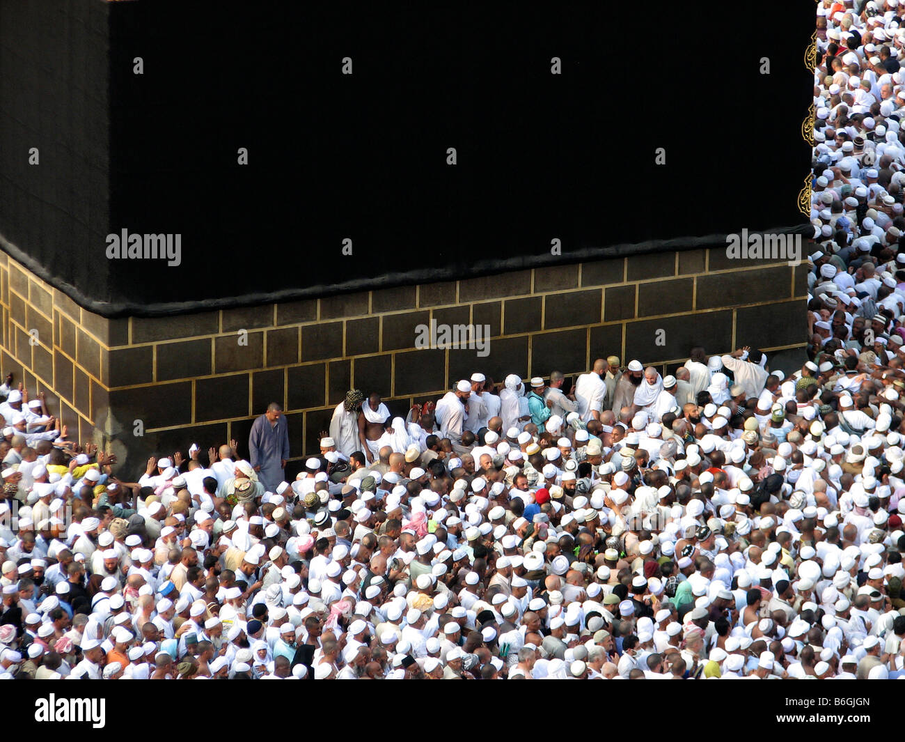 Peregrinos alineándose contra la pared del Kaba tratando de llegar a la esquina donde la piedra negra del paraíso Makkah Arabia Saudita durante el Hajj 2007 Foto de stock