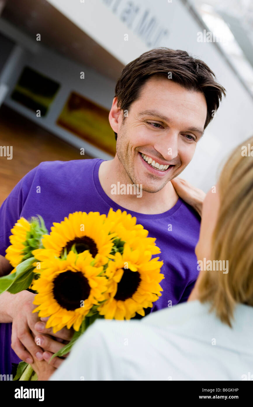 Hombre regalar flores a una mujer Fotografía de stock - Alamy