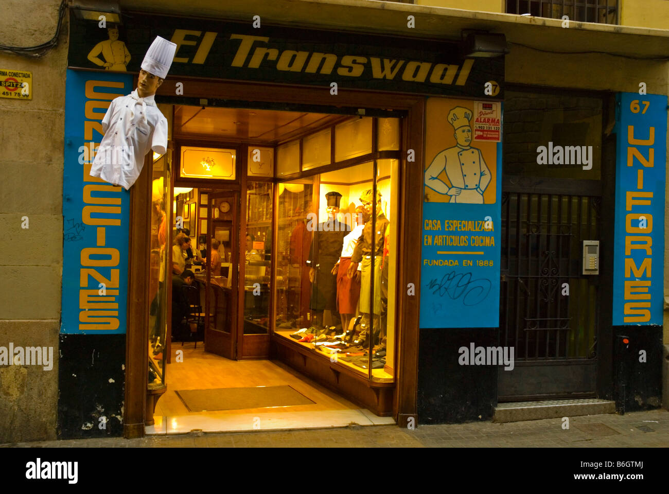 Tienda de venta de ropa para cocineros en el del Raval de Barcelona - España Europa Fotografía de stock - Alamy