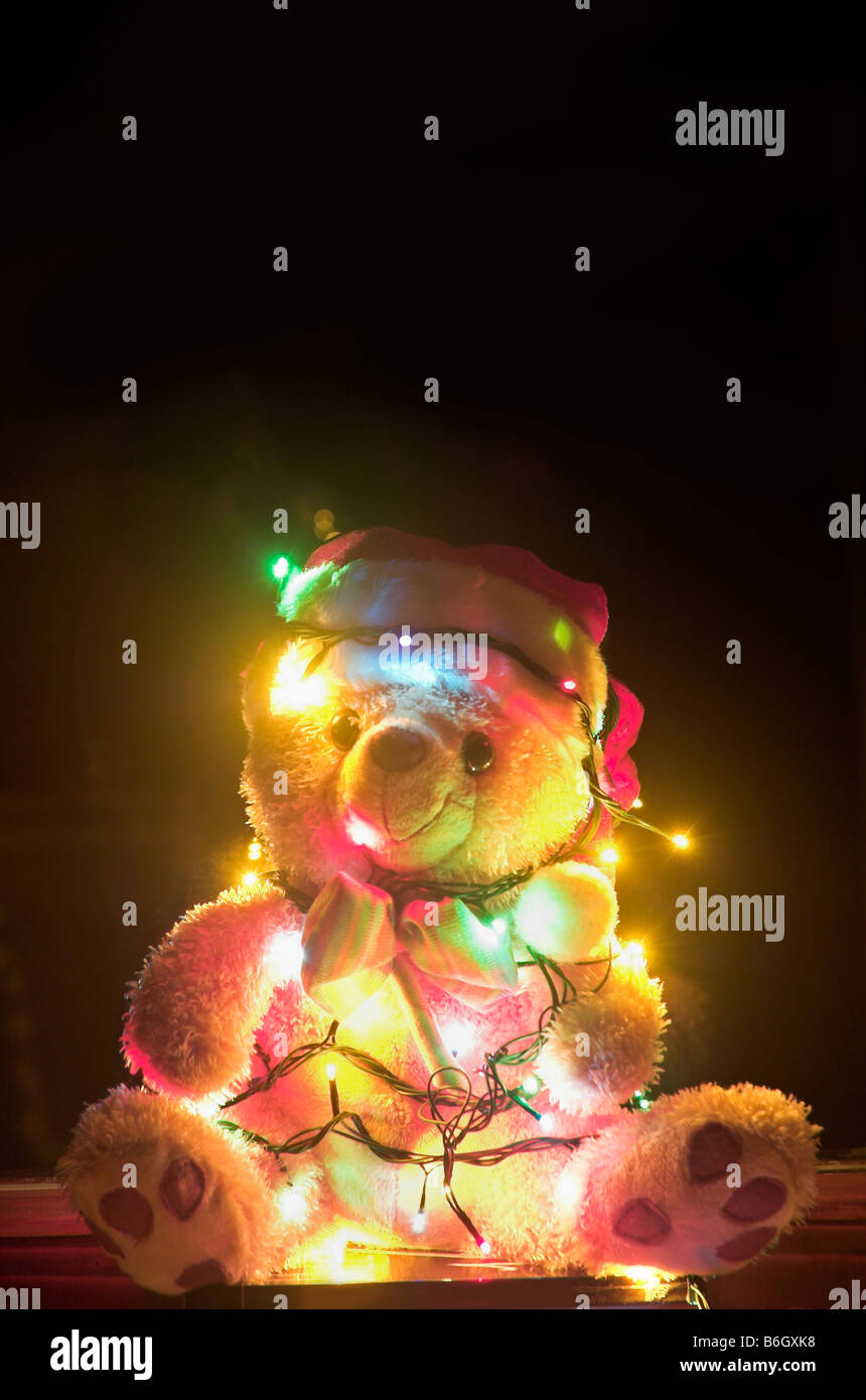 Oso de peluche con luces de Navidad Fotografía de stock - Alamy
