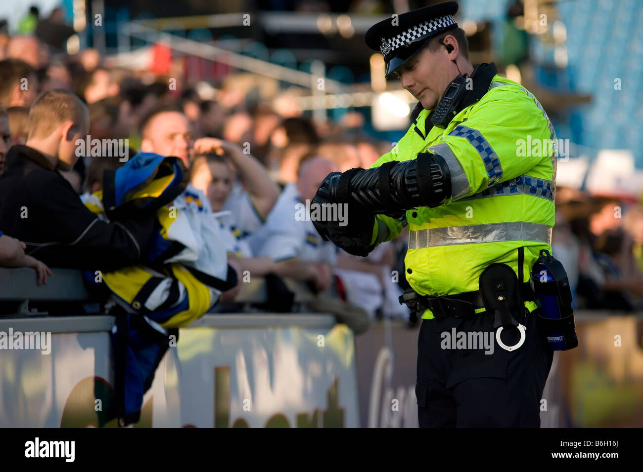 La policía inglés hombre de fútbol de la liga inglesa de fútbol Foto de stock